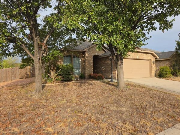 601 Crestview Court , Saginaw, TX 76179