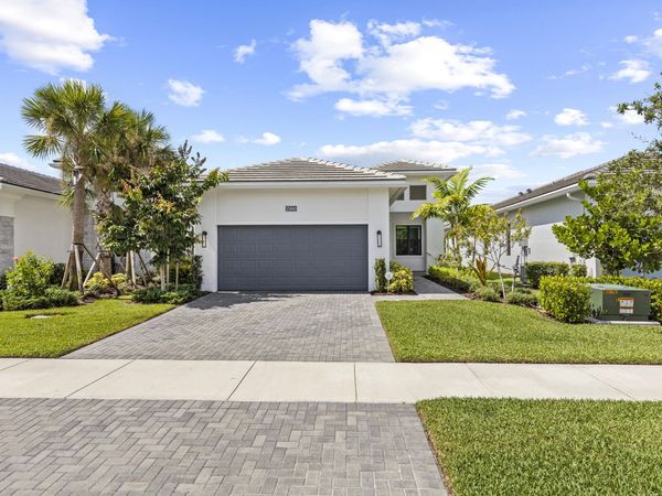 15860 KEY BISCAYNE Lane, The Acreage, FL 33470