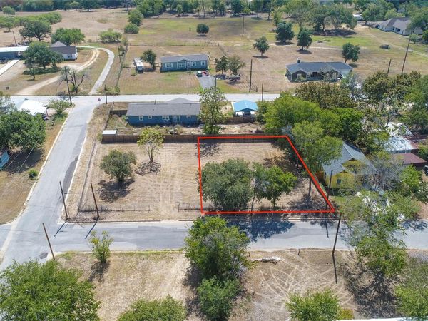 220 Daisy Ave, Luling, TX 78648