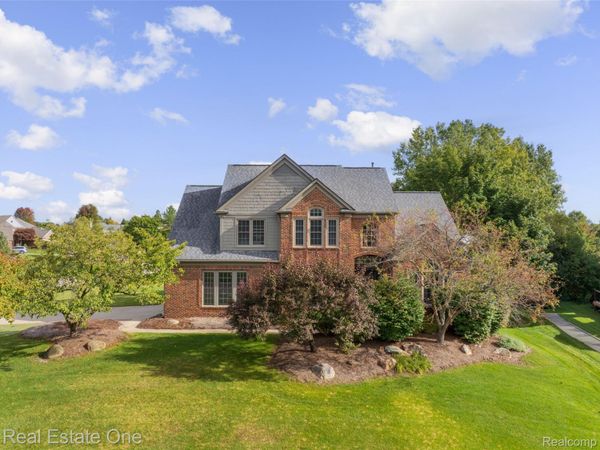 3876 S Creek Drive, Oakland Township, Mi 48306