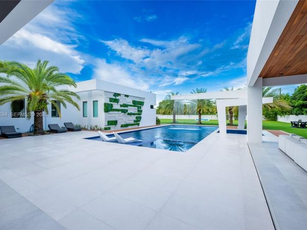 9890 SW 64th St , Miami, FL 33173