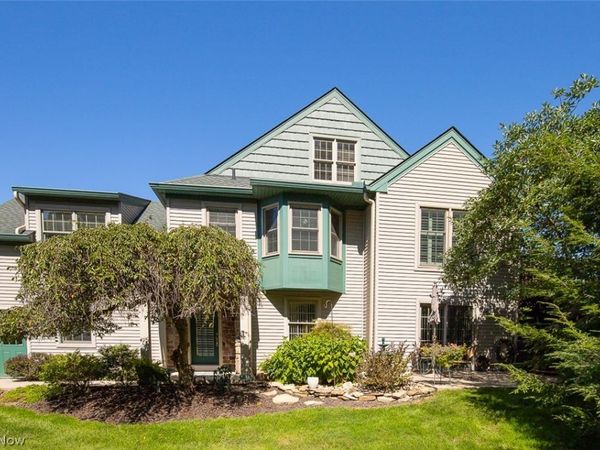 878 Hampton Court , Sagamore Hills, OH 44067