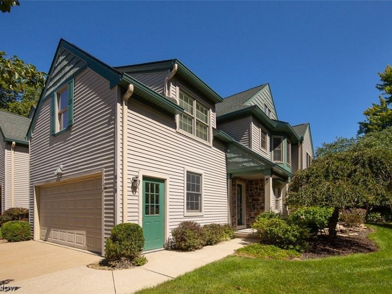 878 Hampton Court, Sagamore Hills, OH 44067 Photo 2