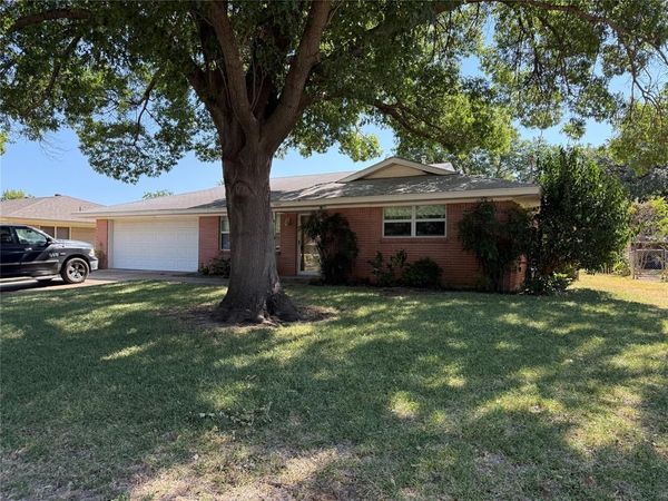 1221 Wade Hampton Street , Benbrook, TX 76126