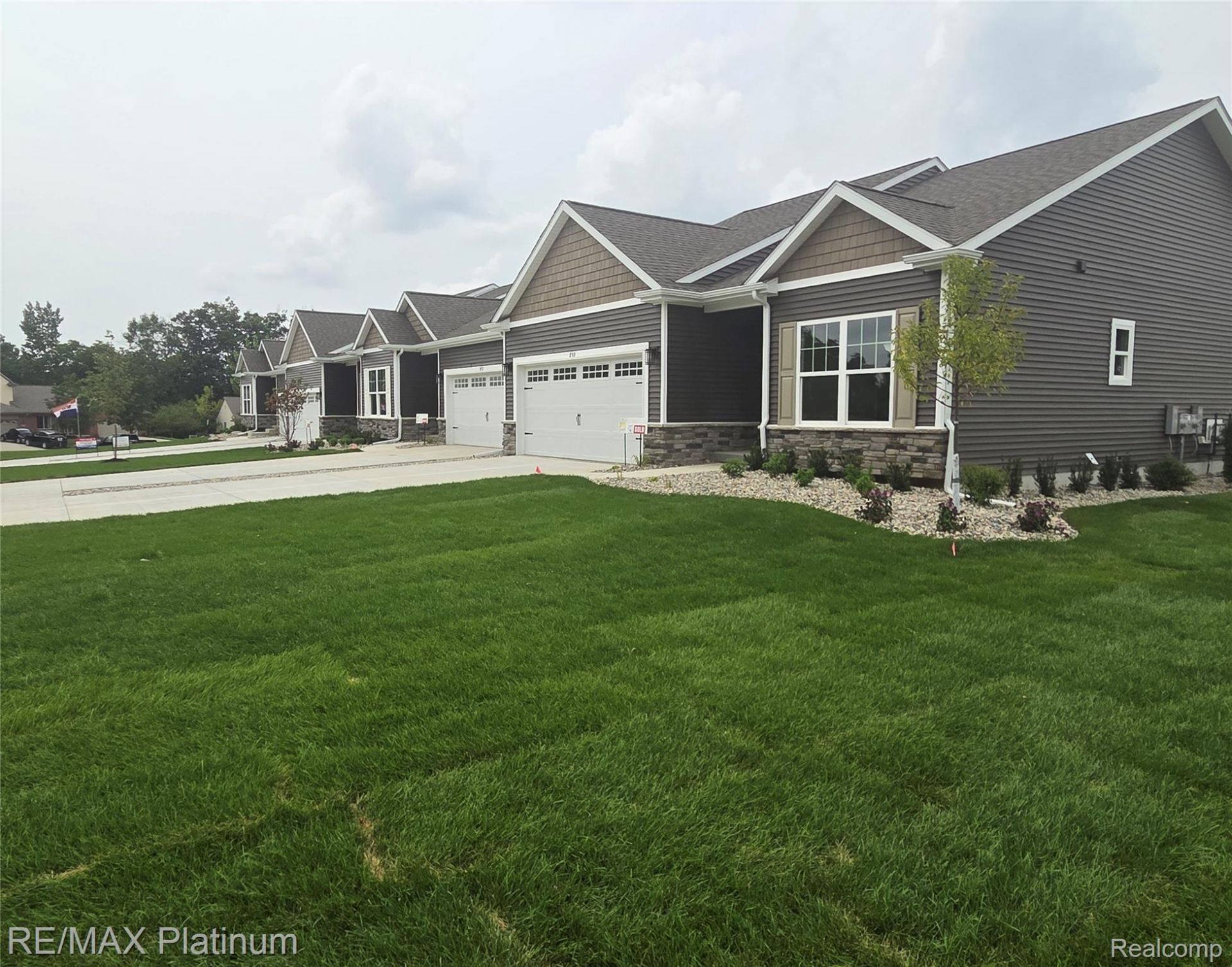 825 Oakwood Circle, Unit 04, Fenton, Mi 48430 Main Photo