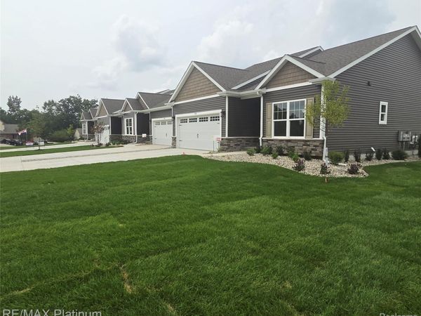 825 Oakwood Circle, Unit 04, Fenton, Mi 48430