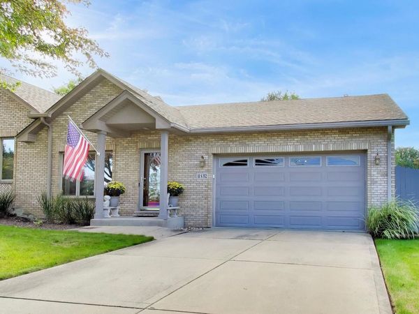 11S352 Deer Trail Court, Burr Ridge, IL 60527