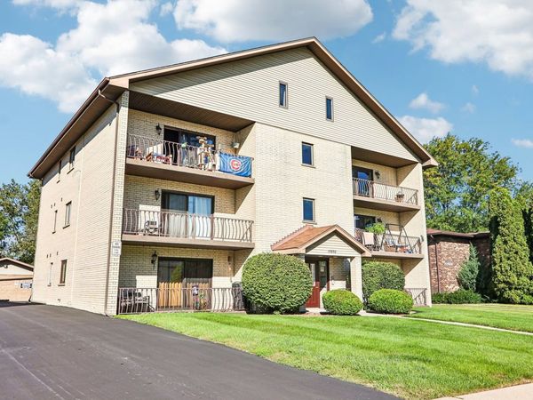 15850 Laramie Avenue, Unit 302, Oak Forest, IL 60452