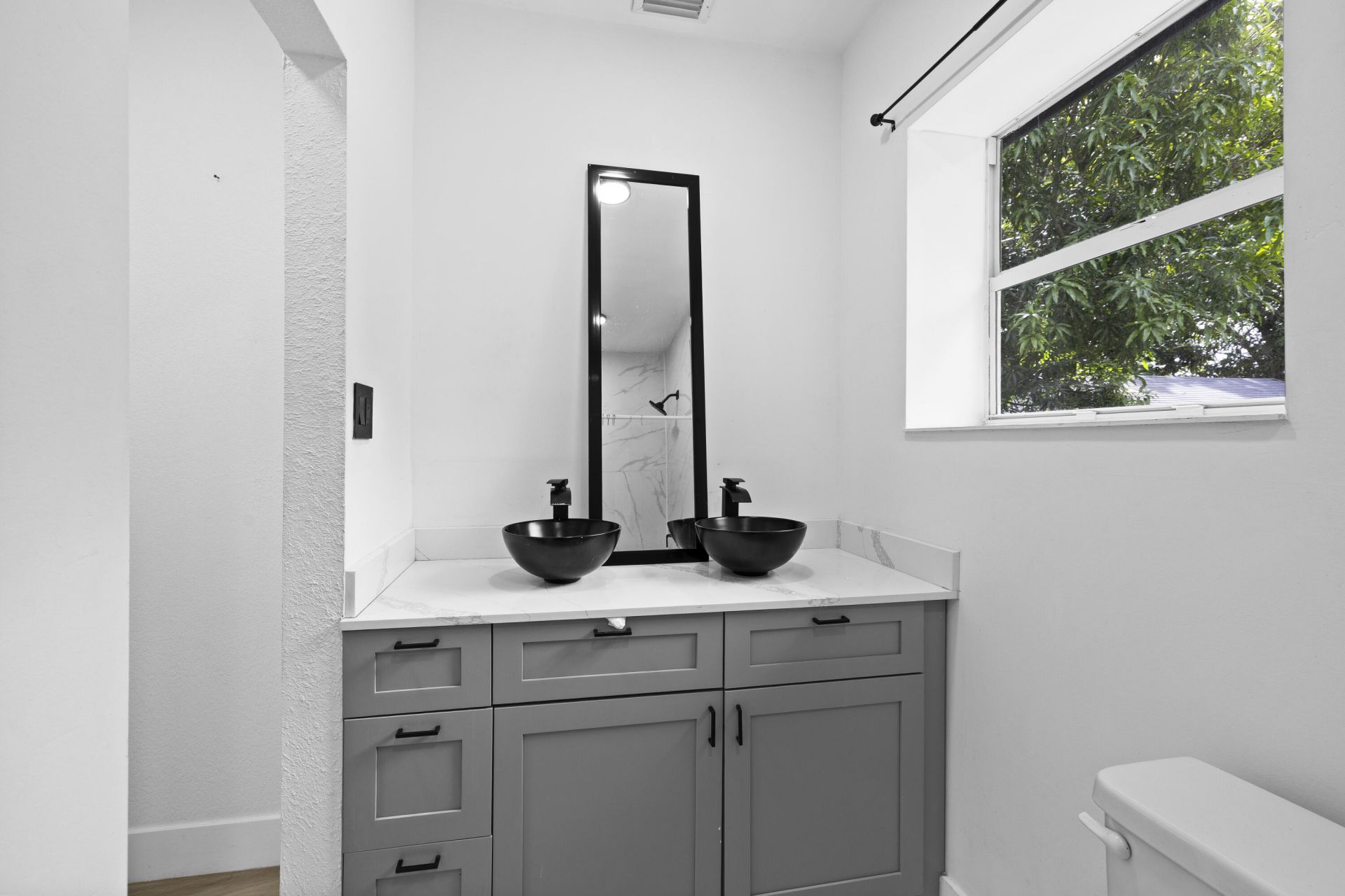 28 NE 165th Street, Miami, FL 33162 Photo