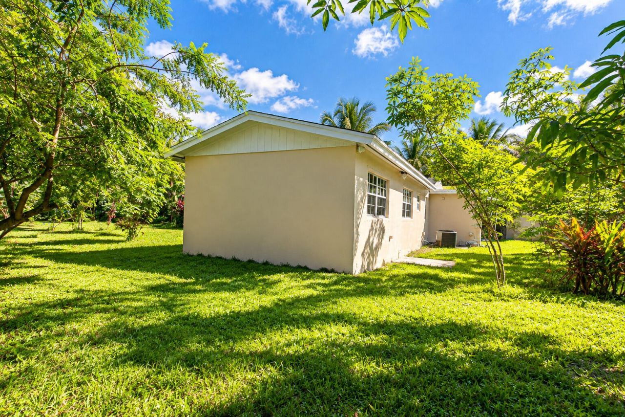 639 Madeline Court, West Palm Beach, FL 33413 Photo