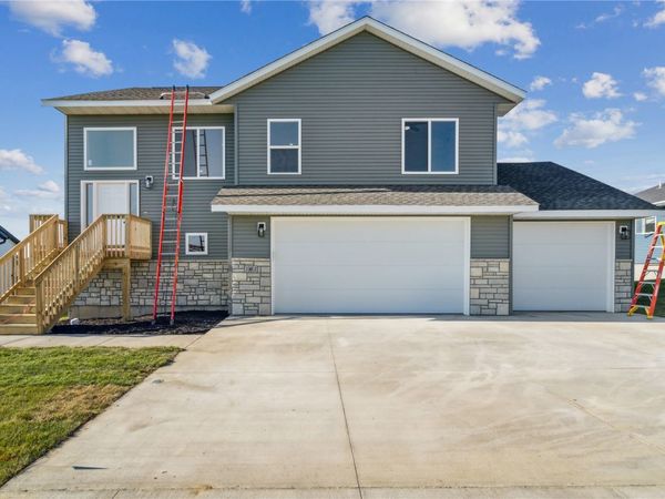 1000 S 11th Ave , Washington, IA 52353