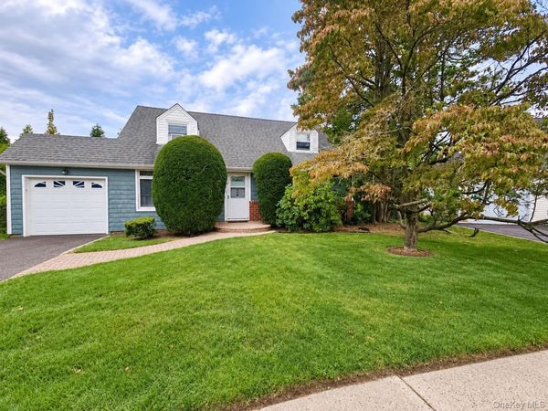 29 Emerson Court , Westbury, NY 11590