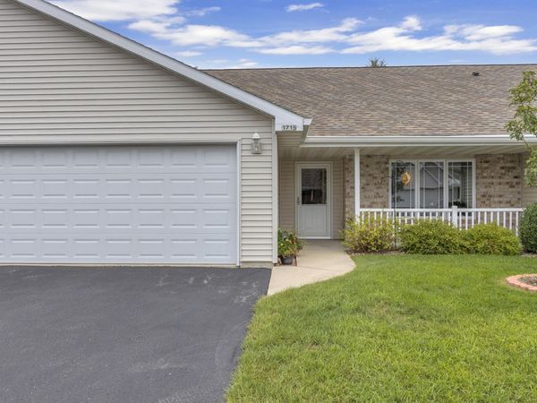 1715 Springwood Ct, Sheboygan, WI 53081
