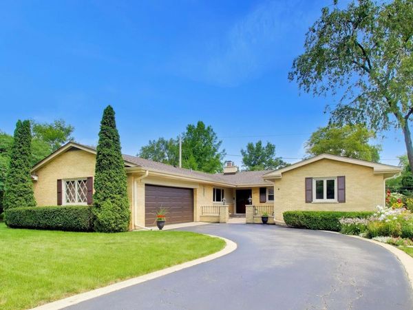 206 W Hiawatha Trail , Mount Prospect, IL 60056