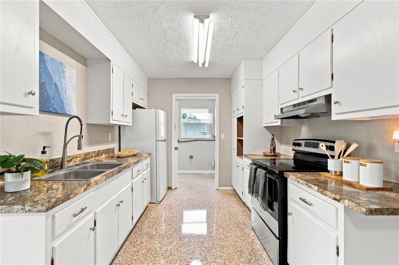 6203 Rodgers Avenue, Sarasota, FL 34231 Photo