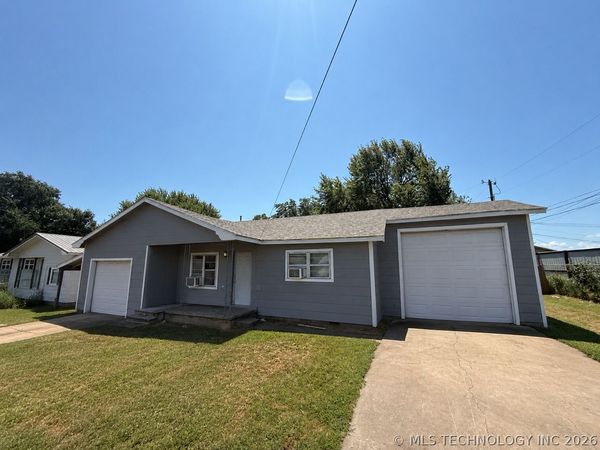 712 Nichols Avenue , Checotah, OK 74426
