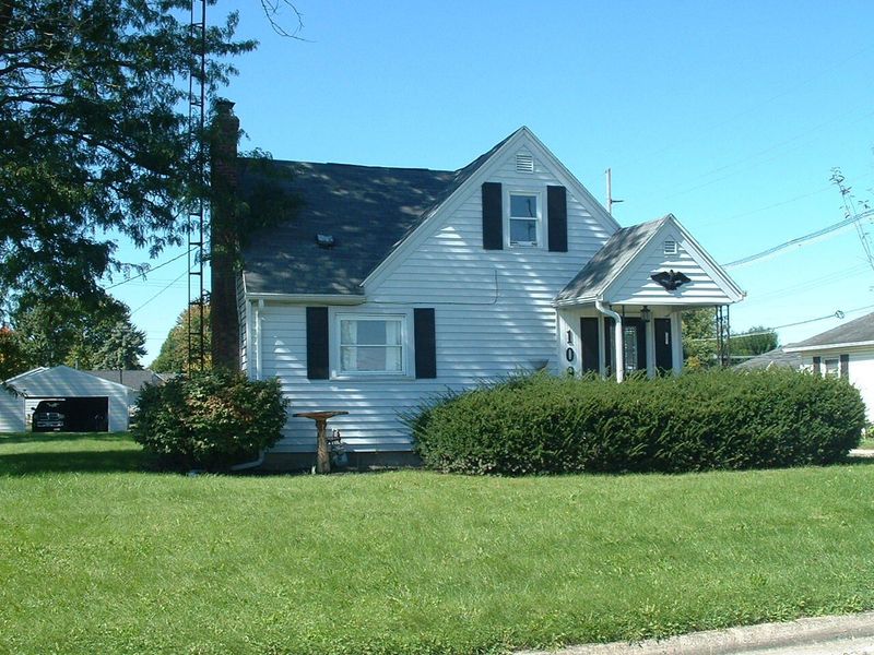 109 S Rauthland Avenue, Wapakoneta, OH 45895 Photo 2