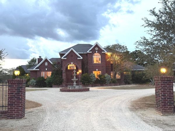 2712 N State Highway 80, Nixon, TX 78140