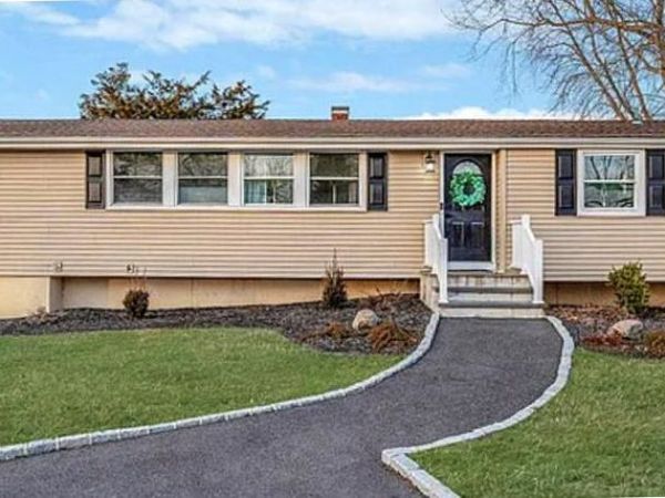 37 Buckskin Lane , Selden, NY 11784