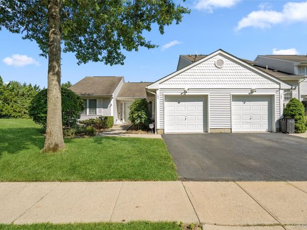 104 Sagaponack Court , Melville, NY 11747