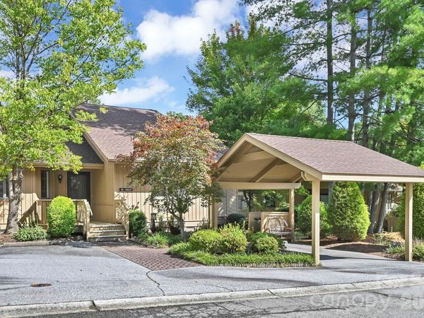 901 Red Oak Drive, Hendersonville, NC 28791