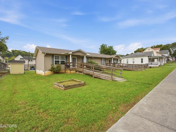 309 Carter Ave, Harriman, TN 37748