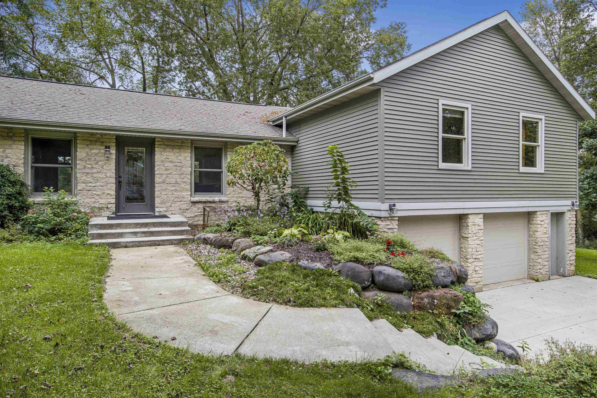 970 Water Street, Prairie Du Sac, WI 53578 Main Photo