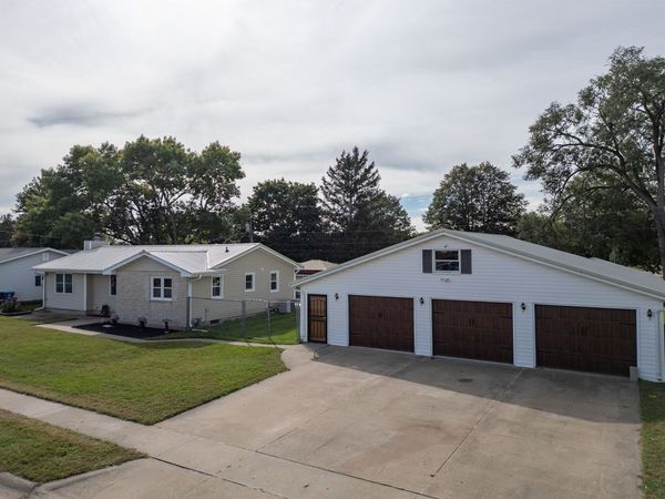 1309 Hiawatha Lane, Camanche, IA 52730