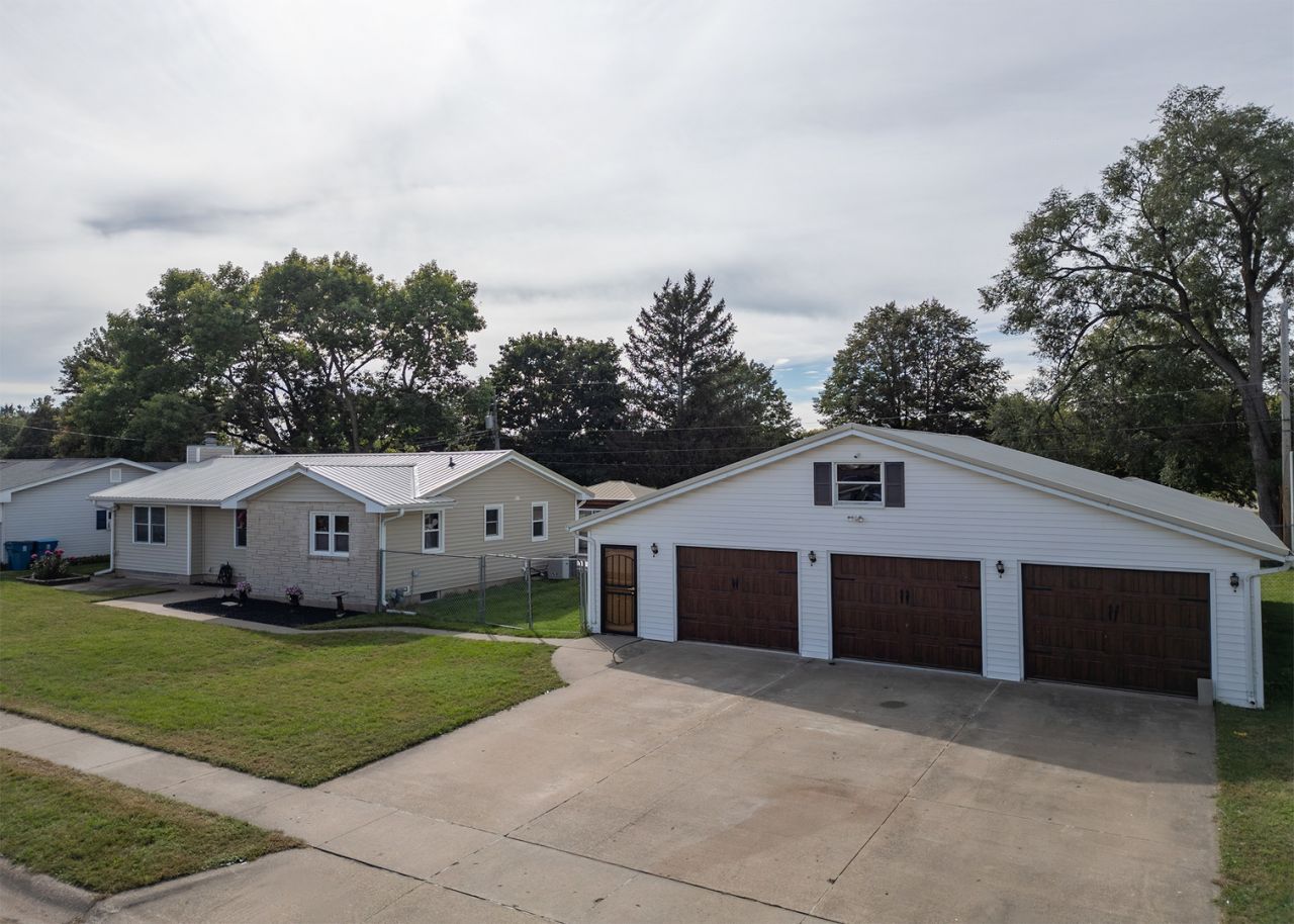 1309 Hiawatha Lane, Camanche, IA 52730 Main Photo