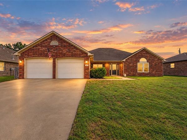 644 White Oak Street, Gentry, AR 72734