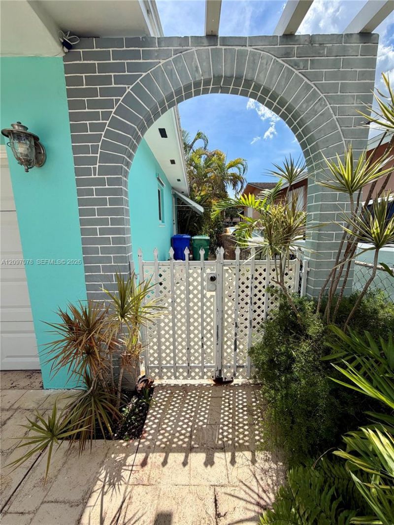 4450 SW 2nd St , Miami, FL 33134 Photo