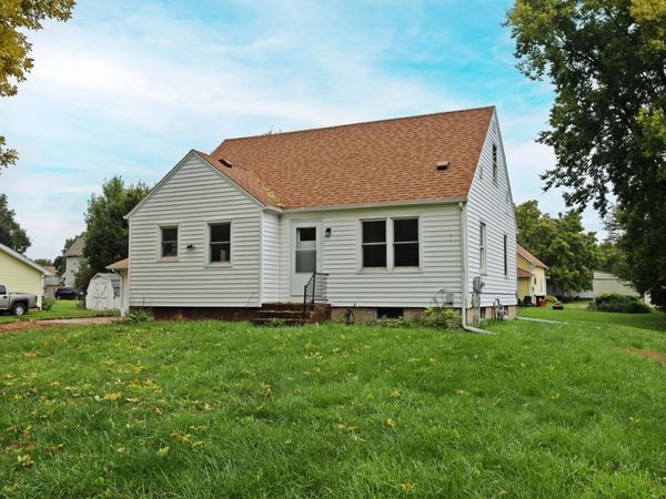 1015 4th Avenue S, Estherville, IA 51334