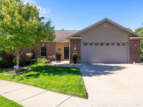 20 Musket Court , Le Claire, IA 52753