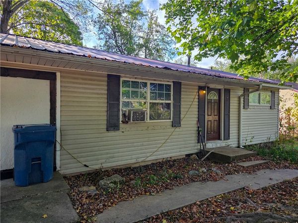 907 SW 4th Avenue , Gravette, AR 72736