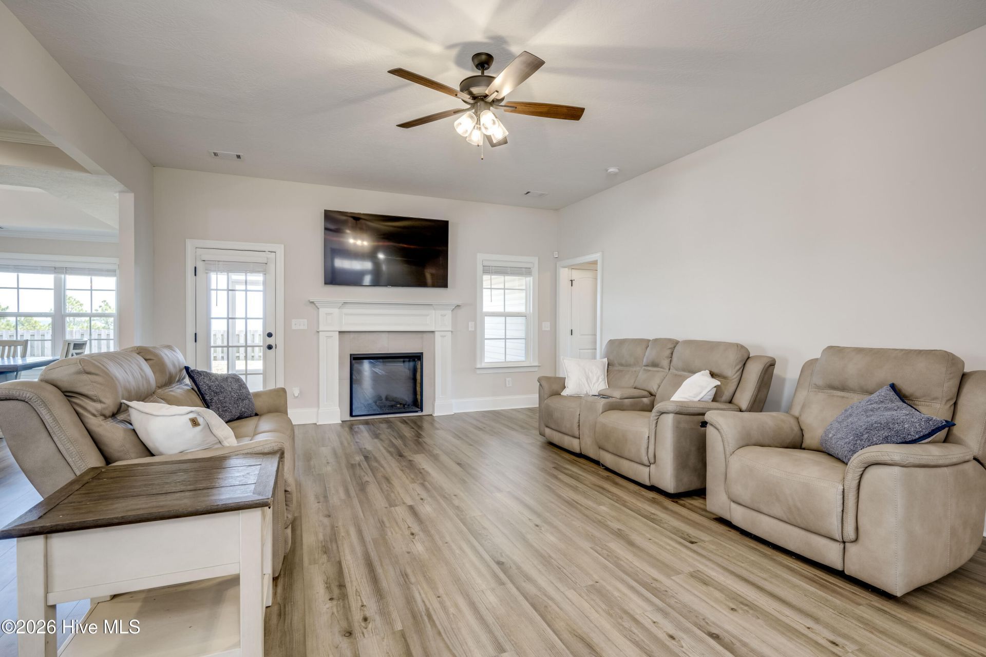 1089 Archard Street Photo 6