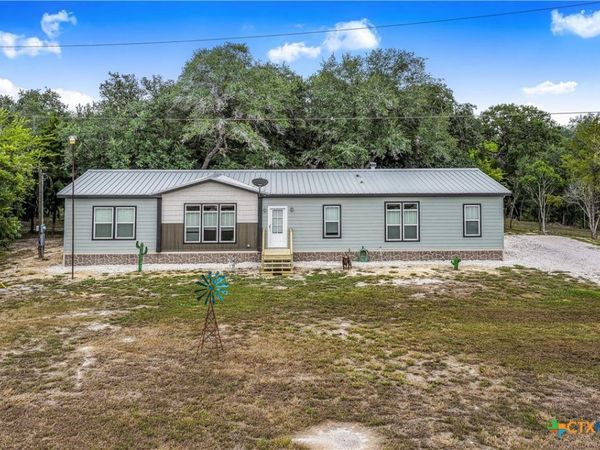 838 E Oak Street , Goliad, TX 77963