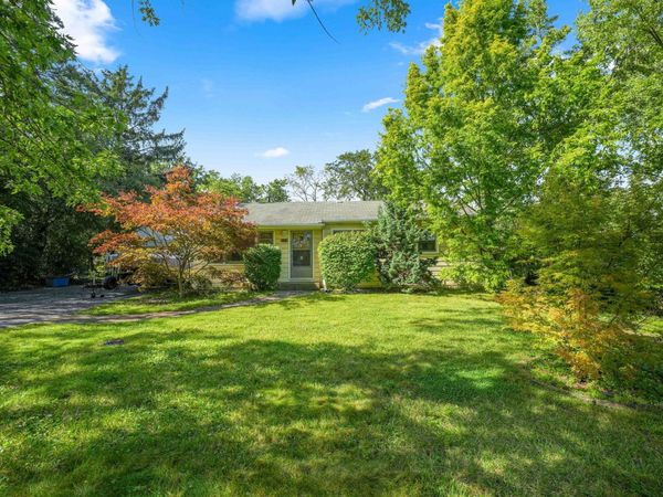 424 Village Road , Willowbrook, IL 60527