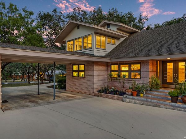 106 Mecca Dr, Hollywood Park, TX 78232