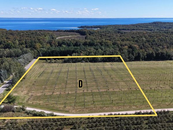Omena Rise N, Northport, MI 49670