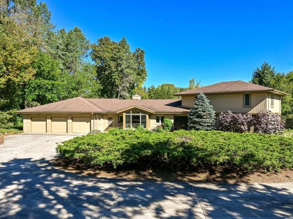 1956 W Windsor CIRCLE, Glendale, WI 53209