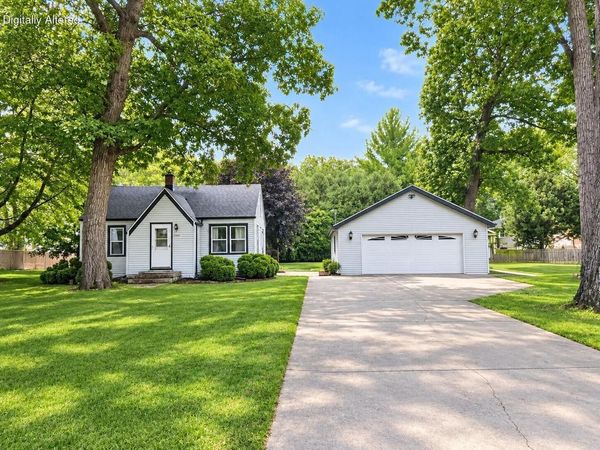2735 Fox Grove DRIVE, Waterford, WI 53185