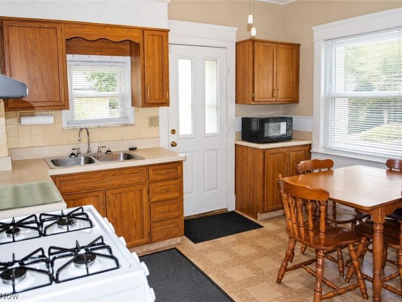 2070 W 100th Street, Cleveland, OH 44102 Photo 12