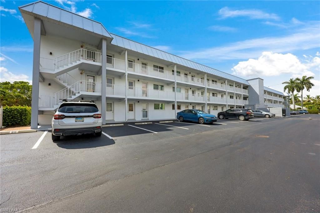 72 7th St S, Unit 106, Naples, FL 34102 Photo
