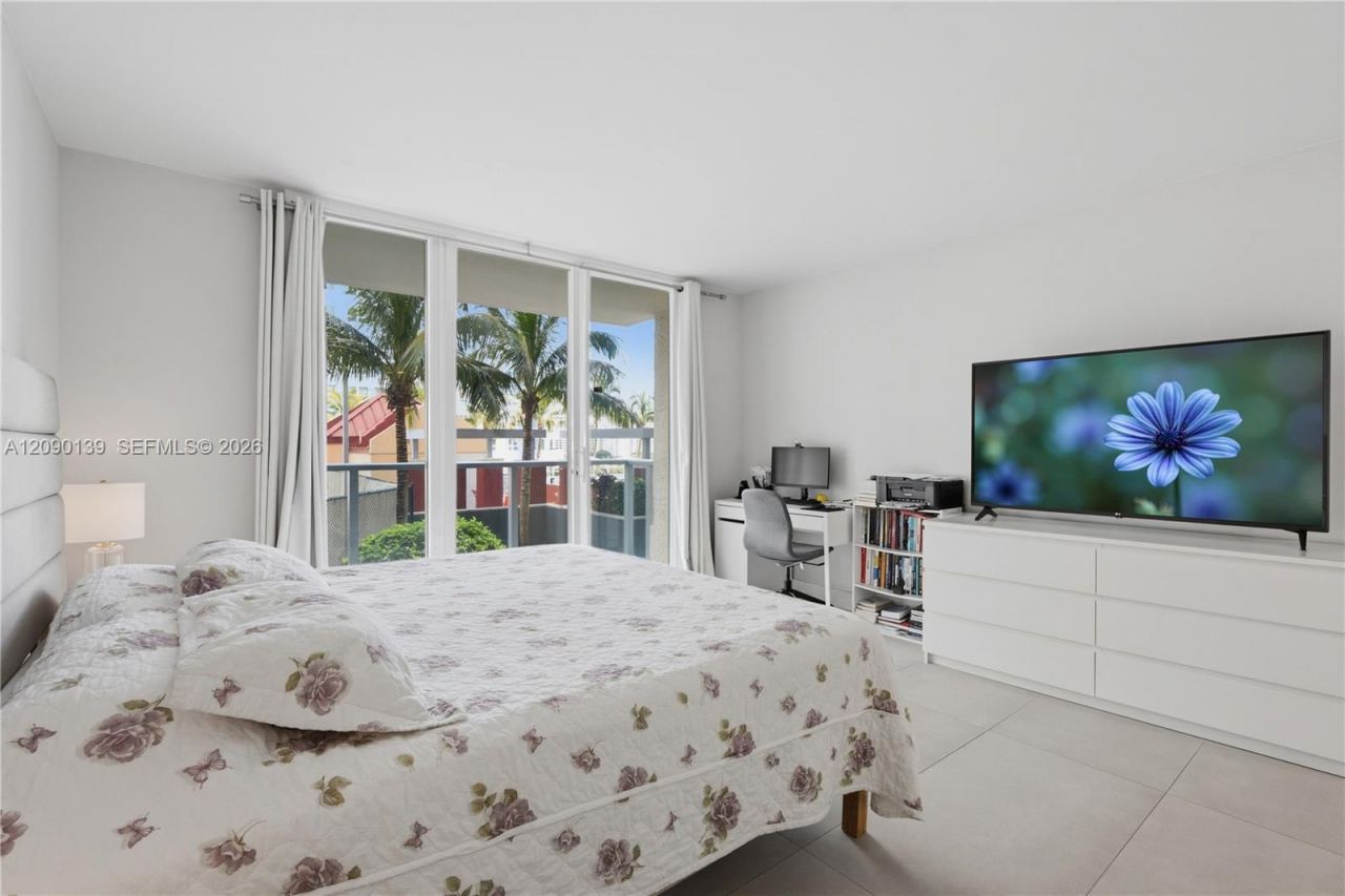 1155 Brickell Bay Dr , Unit 704, Miami, FL 33131 Photo