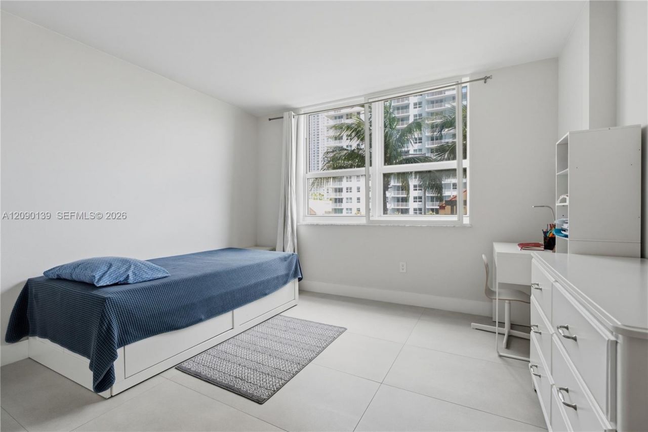 1155 Brickell Bay Dr , Unit 704, Miami, FL 33131 Photo