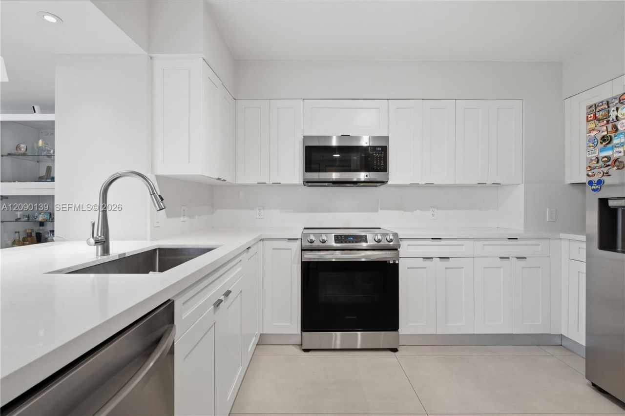 1155 Brickell Bay Dr , Unit 704, Miami, FL 33131 Photo