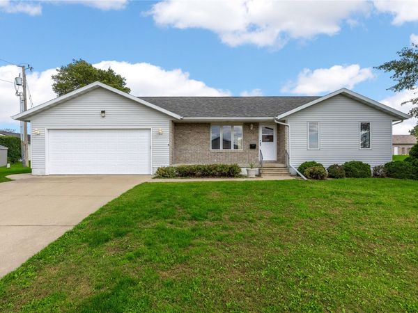 506 3rd Avenue, Newhall, IA 52315