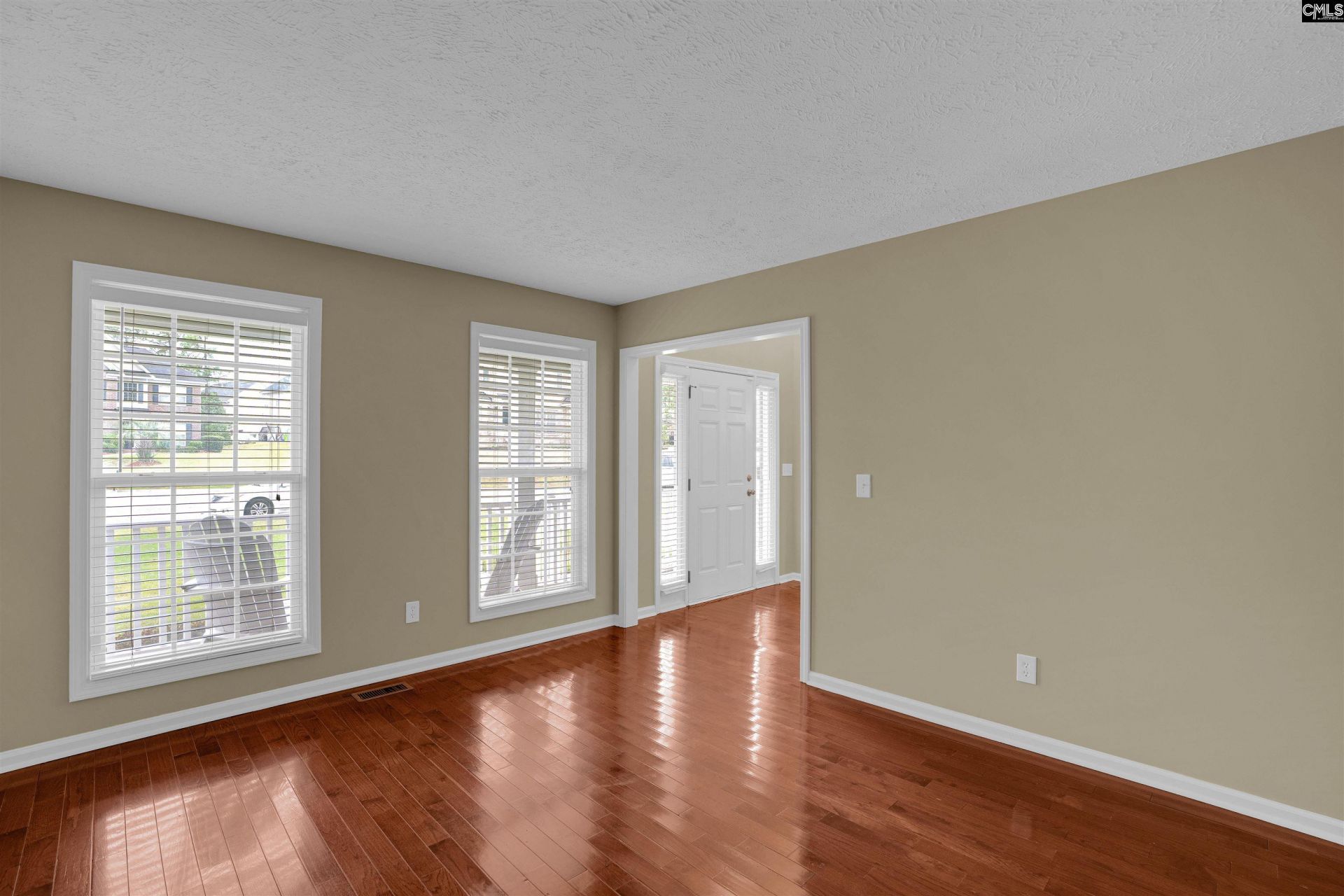 137 Cotoneaster Drive  Photo 6