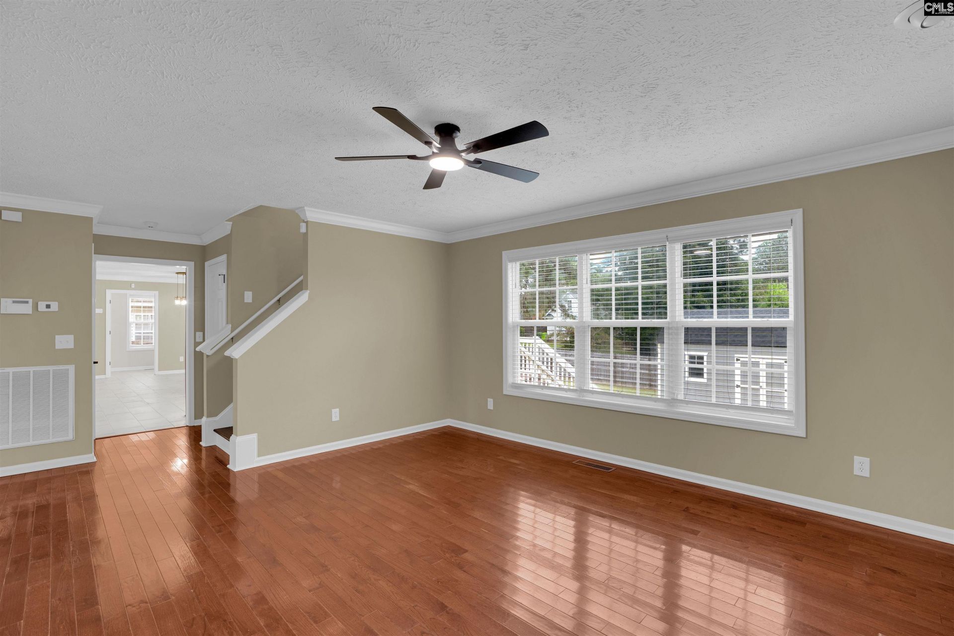 137 Cotoneaster Drive  Photo 9