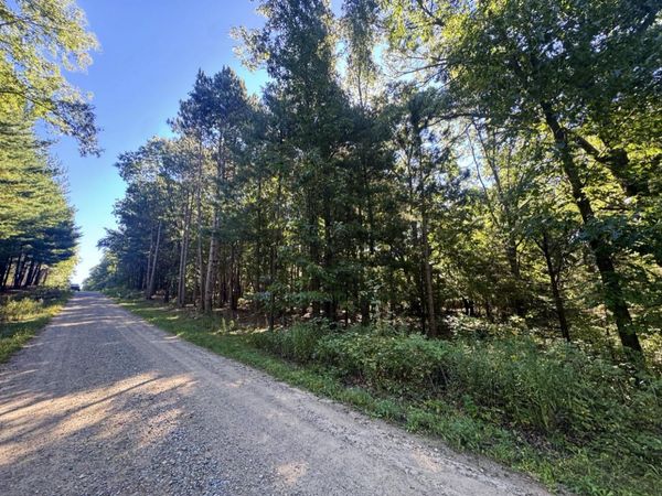 8099 Courtland Drive NE, Rockford, MI 49341